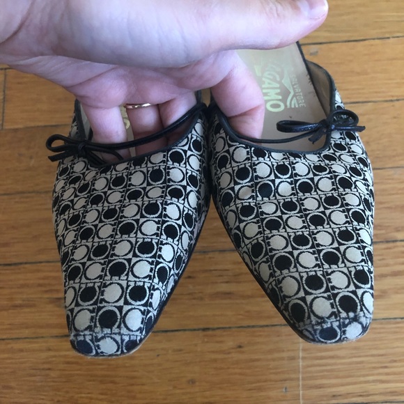 Vintage Ferragamo kitten heels - Picture 5 of 6